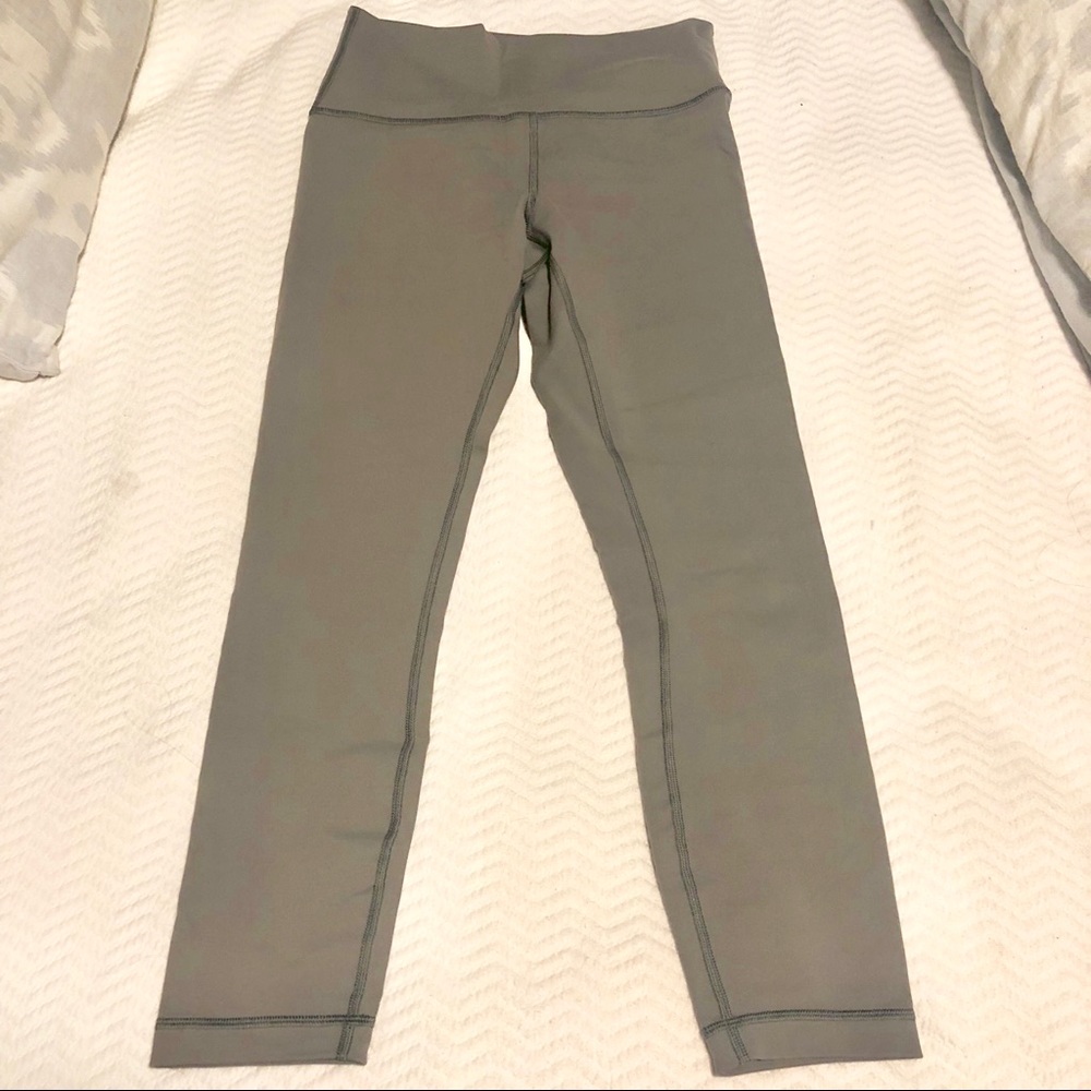 Grey crop lululemon leggings.